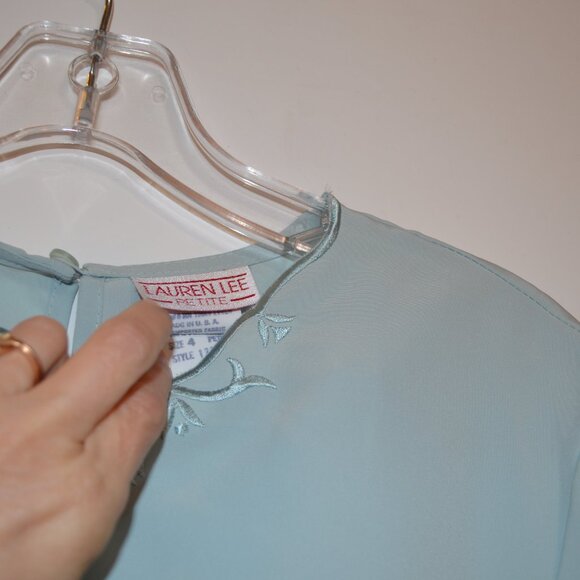 LAUREN LEE PETITE USA Embroidered Neck Polyes Short Sleeves Light Teal Blouse 4P - Picture 2 of 9